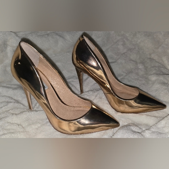 Steve Madden Women's Gold Pumps - Picture 9 of 16